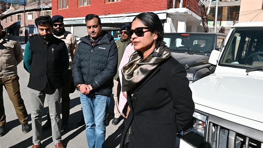 D C लाहौल ने आगामी कठोर शीतकालीन सत्र के दृष्टिगत विभिन्न विभागों के फील्ड कर्मियों को विंटर प्रिपेयर्डनेस किट का वितरण किया