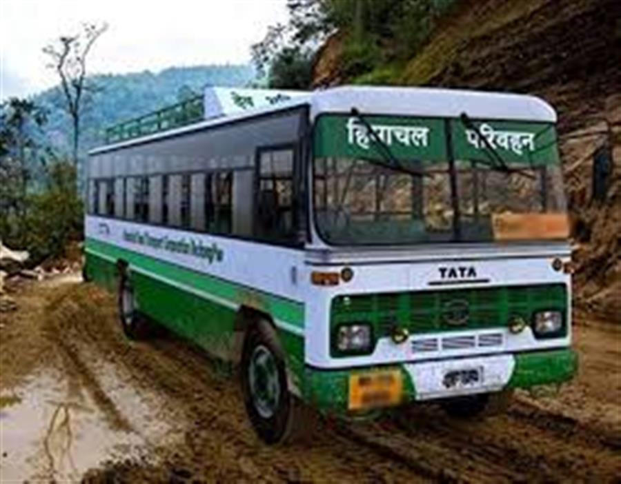 जान हथेली पर रखकर सफर, पांगी में HRTC बसों में भेड़-बकरियों की तरह ठूंस रहे लोग