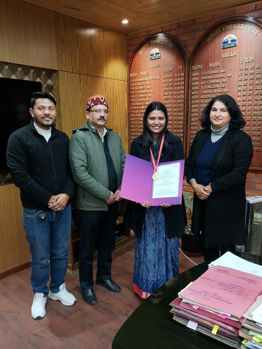 राष्ट्रीय पुरस्कार प्राप्ति के उपरांत कुल्लू में प्रशासकीय अधिकारियों से सम्मानपूर्ण भेंट