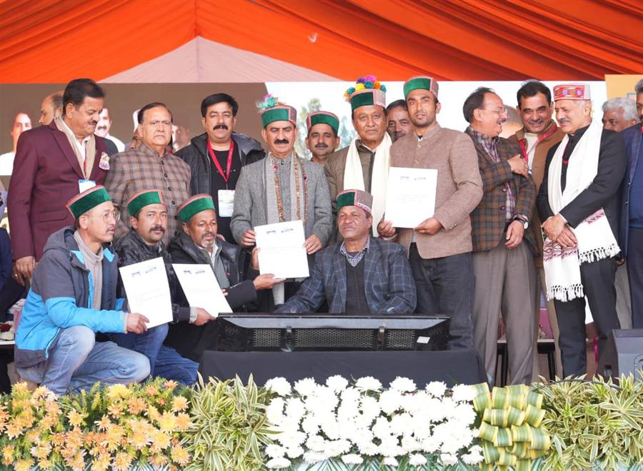 मुख्यमंत्री ने कल्याणकारी योजनाओं के लाभार्थियों को प्रदान की सहायता राशि