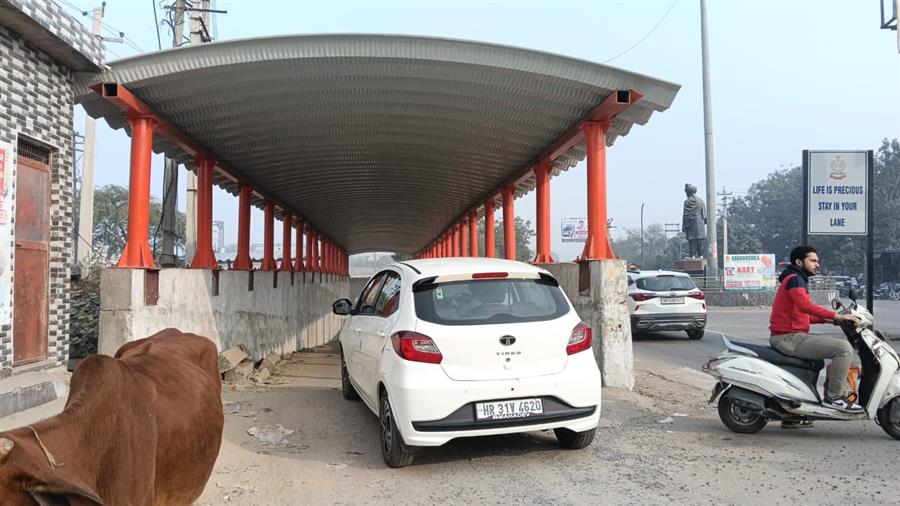 देवीलाल चौक अंडरपास के दोनो तरफ बिना बैरियर लगाए पैदल यात्री भारी परेशान