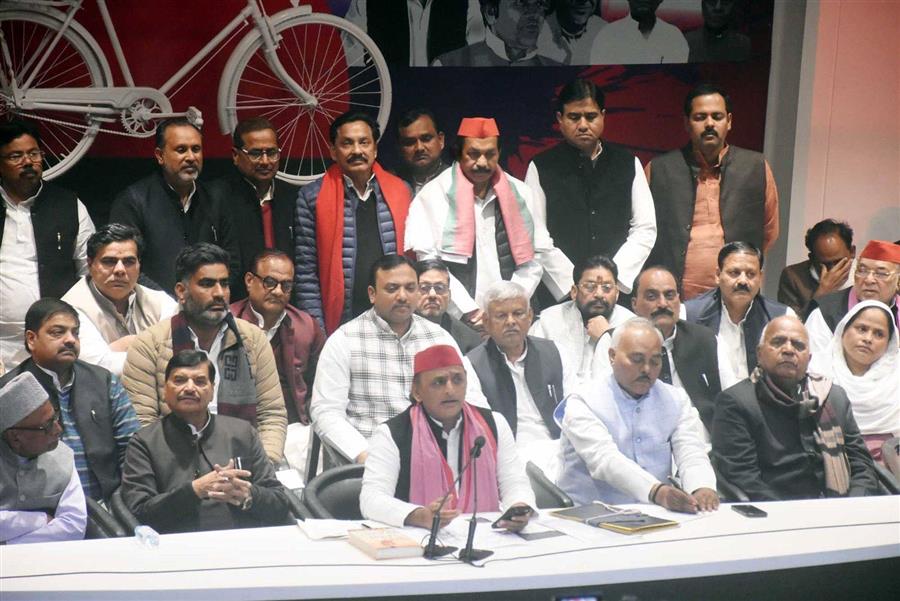 मुख्यमंत्री एसआईआर में समाजवादियों का वोट काटने के लिए अधिकारियों पर दबाव बना रहे   --अखिलेश यादव 