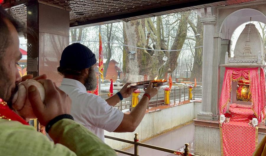 Rahul Gandhi ने खीर भवानी मंदिर में माथा टेककर देश की एकता, समृद्धि की मंगल कामना की