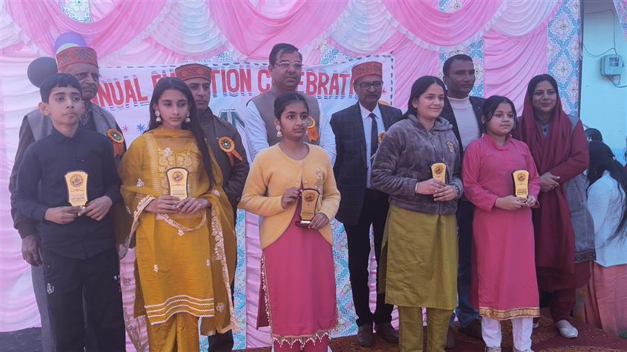 पर्यावरण को बचाने के लिये छात्र आगे आयें व अपने आसपास पांच पौधे लगाये - सुनील शर्मा