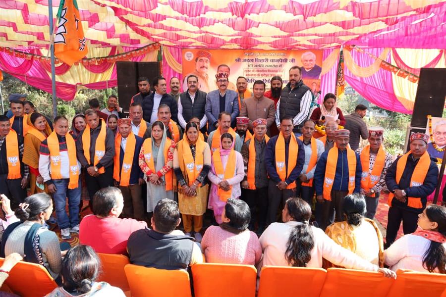 पालमपुर विधानसभा के नगरी जॉन के 62 लोगों ने त्रिलोक कपूर की कार्य प्रणाली से प्रभावित होकर थामा भाजपा का दामन
