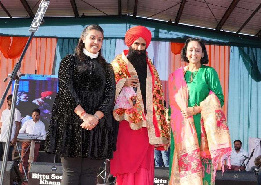  Kanwar Grewal ने आभार उत्सव में मनोरंजन किया