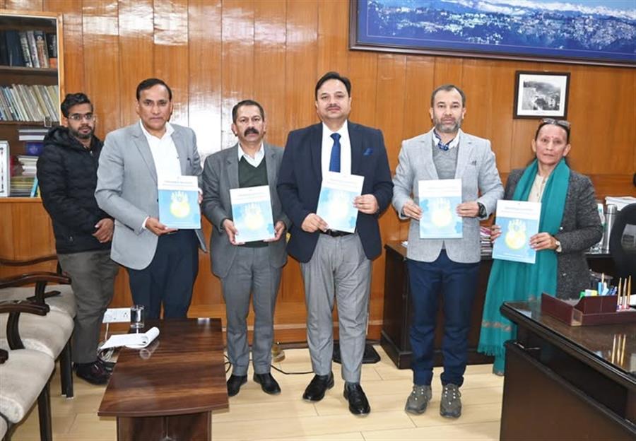 D C Shimla ने संभाव्यता युक्त ऋण योजना की कार्ययोजना पुस्तक का किया विमोचन
