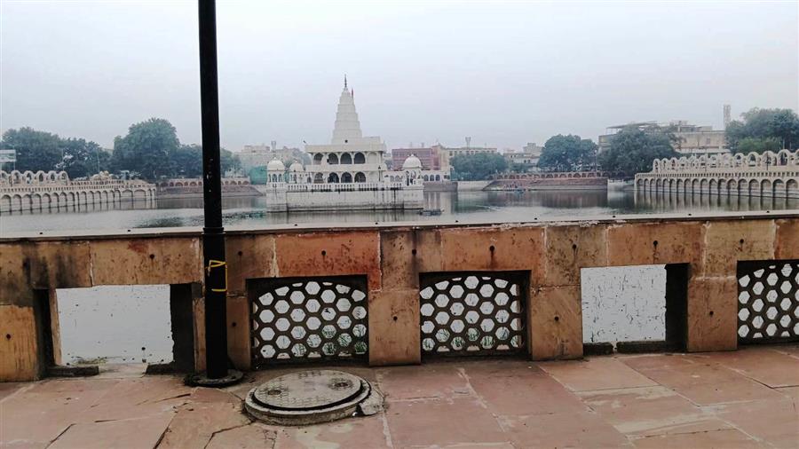 रानी तालाब की टूटी ग्रिलें बनीं श्रद्धालुओं के लिए बड़ा खतरा, परिक्रमा मार्ग पर चलना जोखिम भरा, बच्चे सीधे तालाब में गिरने की आशंका