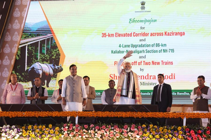 प्रधानमंत्री श्री नरेंद्र मोदी ने पश्चिम बंगाल के सिंगूर में 830 करोड़ रुपये से अधिक की विभिन्न विकास परियोजनाओं का उद्घाटन, शिलान्यास और हरी झंडी दिखाकर शुभारंभ किया