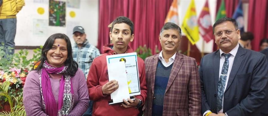 डी ए वी भरौली में आयोजित राज्य स्तरीय विद्यार्थी विज्ञान मंथन कार्यक्रम में दियांश धीमान ने प्रथम स्थान हासिल किया 