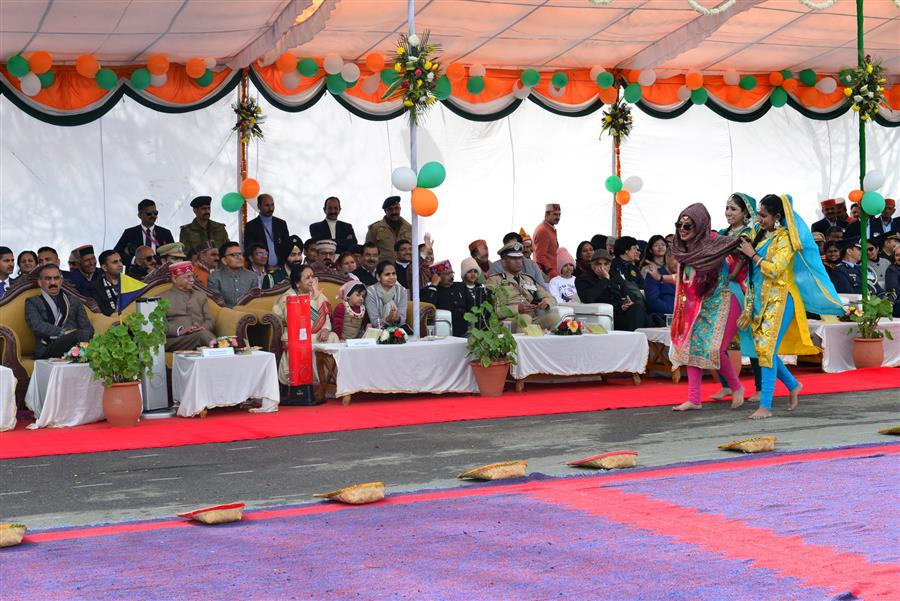 राज्यपाल ने 77वें गणतंत्र दिवस पर राष्ट्रीय ध्वज फहराया, मार्च पास्ट की सलामी ली