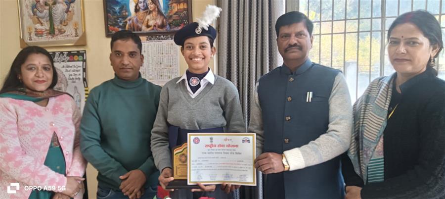 राजकीय वरिष्ठ माध्यमिक पाठशाला गुम्मर की छात्रा ने रिज मैदान शिमला में गणतंत्र दिवस परेड में लिया भाग, विद्यालय लौटने पर हुआ भव्य स्वागत