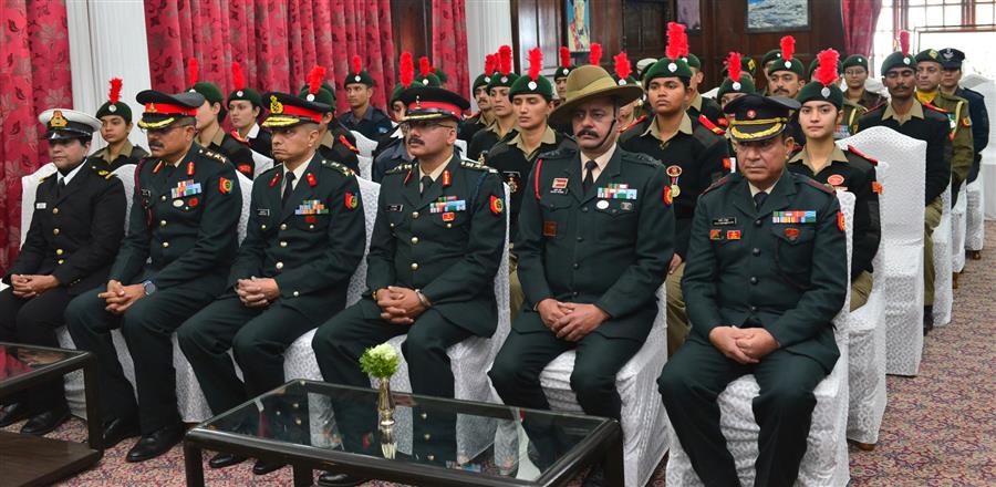 राज्यपाल से एनसीसी गणतंत्र दिवस परेड के प्रतिभागियों ने भेंट की