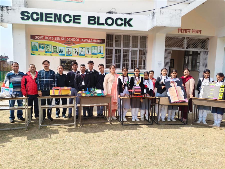 बाल स्कूल ज्वालामुखी में लगी विज्ञान प्रदर्शनी