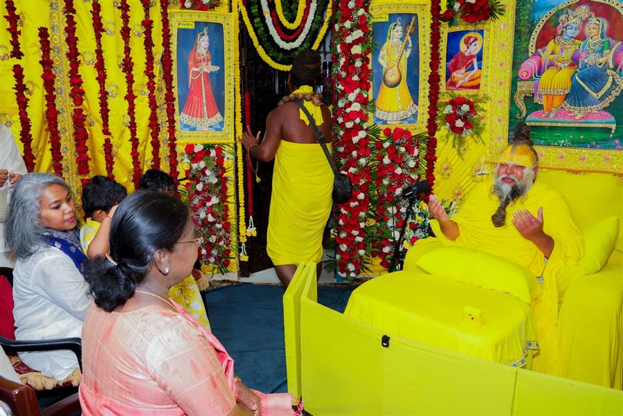 भारत की राष्ट्रपति Droupadi Murmu ने प्रसिद्ध संत Premanand Maharaj से मुलाकात की