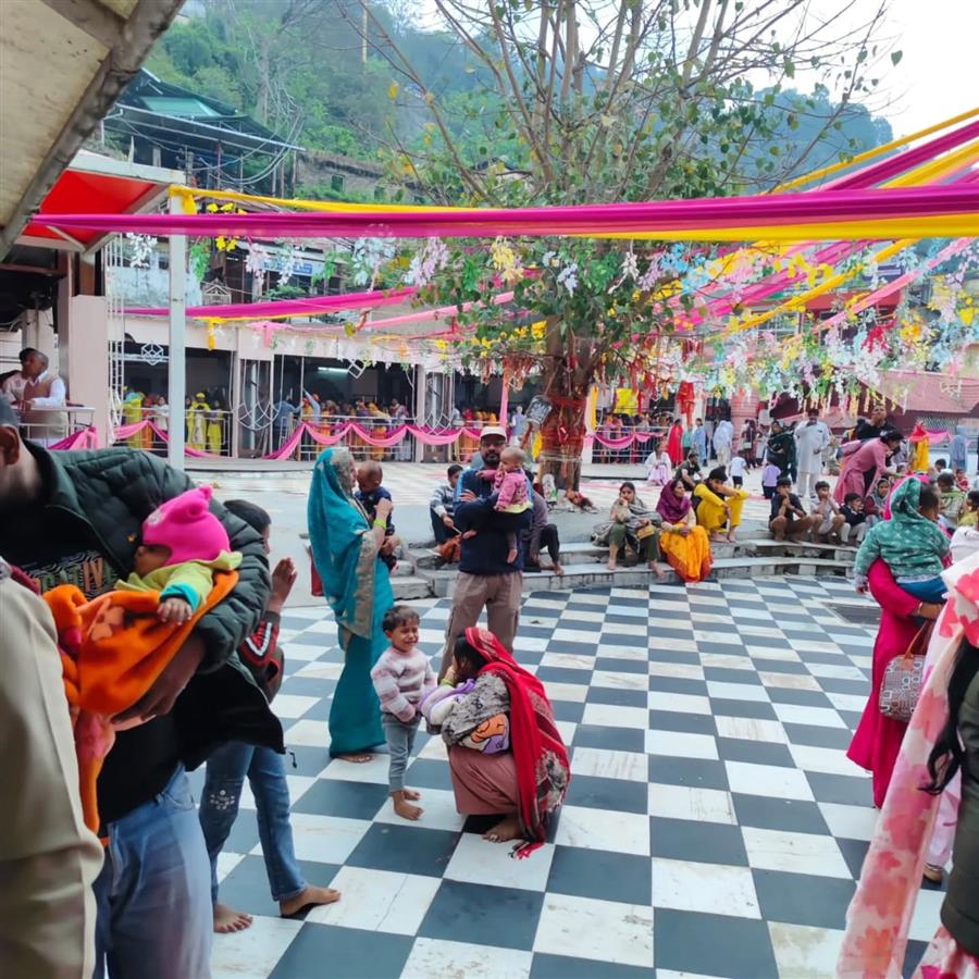 राम नवमी और नवरात्रि के नवें दिन मंदिरों में उमड़ी श्रद्धालुओं की भीड़, पुलिस ने संभाली व्यवस्था