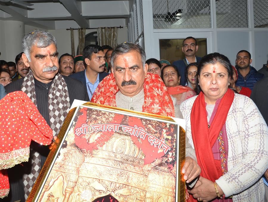 मुख्यमंत्री ने  सुप्रसिद्ध शक्तिपीठ ज्वालामुखी में दर्शन कर पूजा अर्चना की