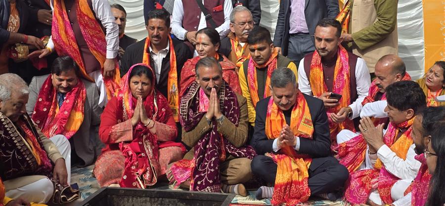 Shimla  के जाखू हनुमान मंदिर में हनुमान जयंती पर उमड़ी श्रद्धालुओं की भीड़, C M  सुक्खू ने किया पूजन
