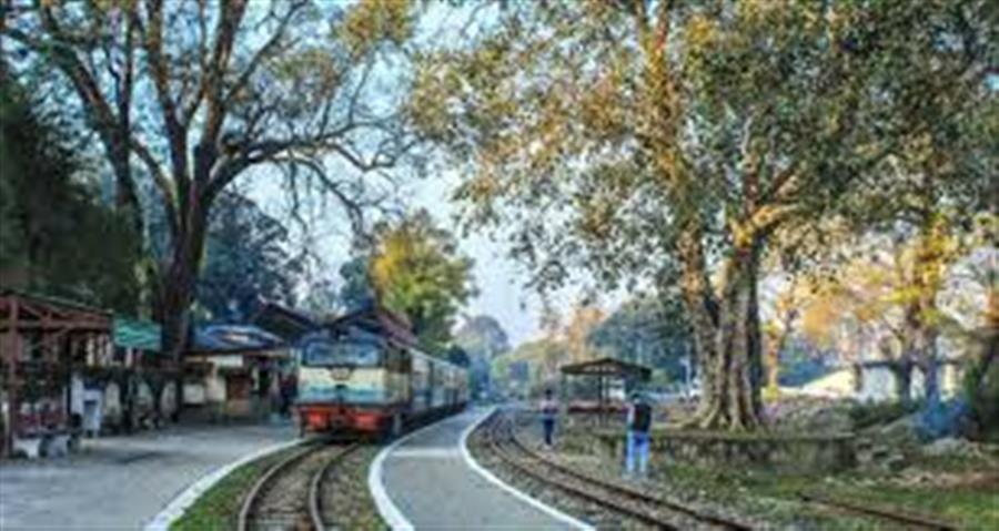 कांगड़ा घाटी रेलमार्ग पर ट्रेन सेवा बहाल न होने से नाराज जनता ने  कोपर लाहड़ रेलवे स्टेशन पर जोरदार प्रदर्शन किया