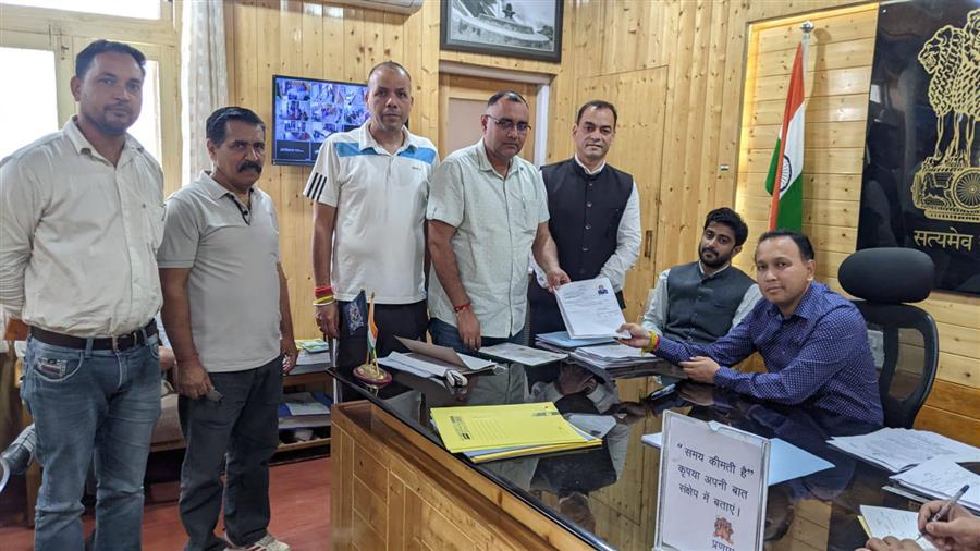 नगर परिषद सुंदरनगर में नामांकन के पहले दिन 10 उम्मीदवारों ने किया नामांकन पत्र दाखिल