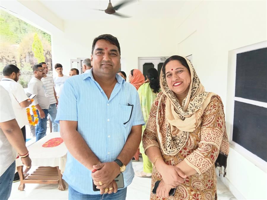 वार्ड नंबर 1 से सोम किरण शर्मा ने तेज किया चुनाव प्रचार, विकास के वादों के साथ जनता के बीच पहुंचीं