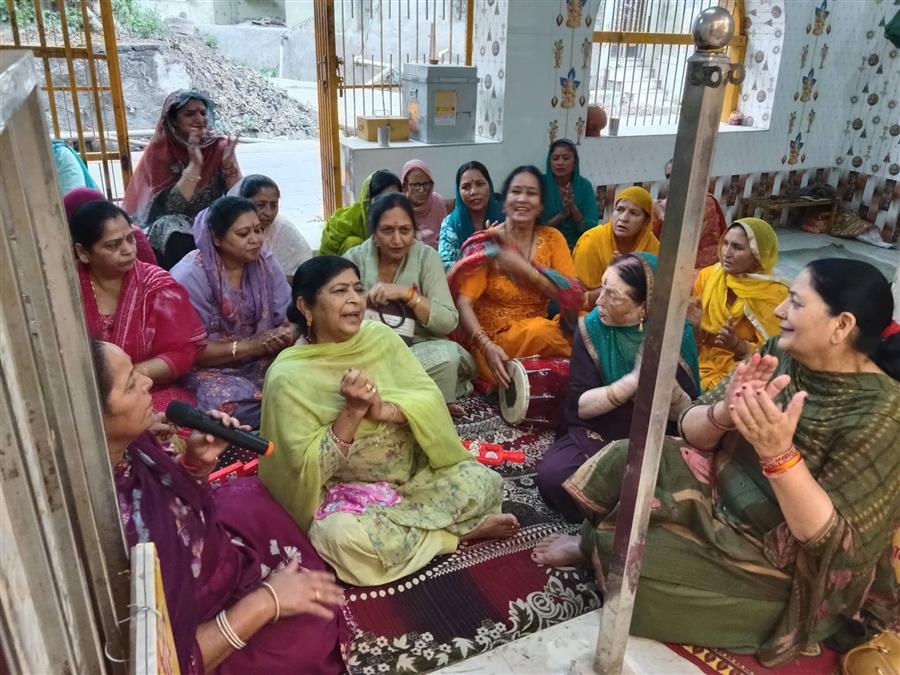 अपरा एकादशी पर ज्वालामुखी के बोहण स्थित प्राचीन श्री लक्ष्मी नारायण मंदिर में उमड़ी श्रद्धालुओं की भीड़, भव्य कीर्तन से भक्तिमय बना माहौल