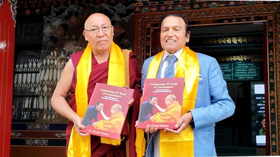 दलाई लामा के 90वें जन्मदिवस पर डॉ. दिनेश शाहरा ने भेंट की विशेष कॉफ़ी टेबल बुक