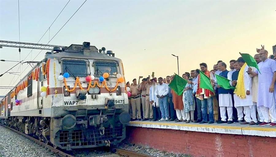 हिमाचल से कोलकाता तक सीधा रेल संपर्क: अनुराग ठाकुर ने अंब-अंदौरा से गुरुमुखी सुपरफास्ट एक्सप्रेस को दिखाई हरी झंडी