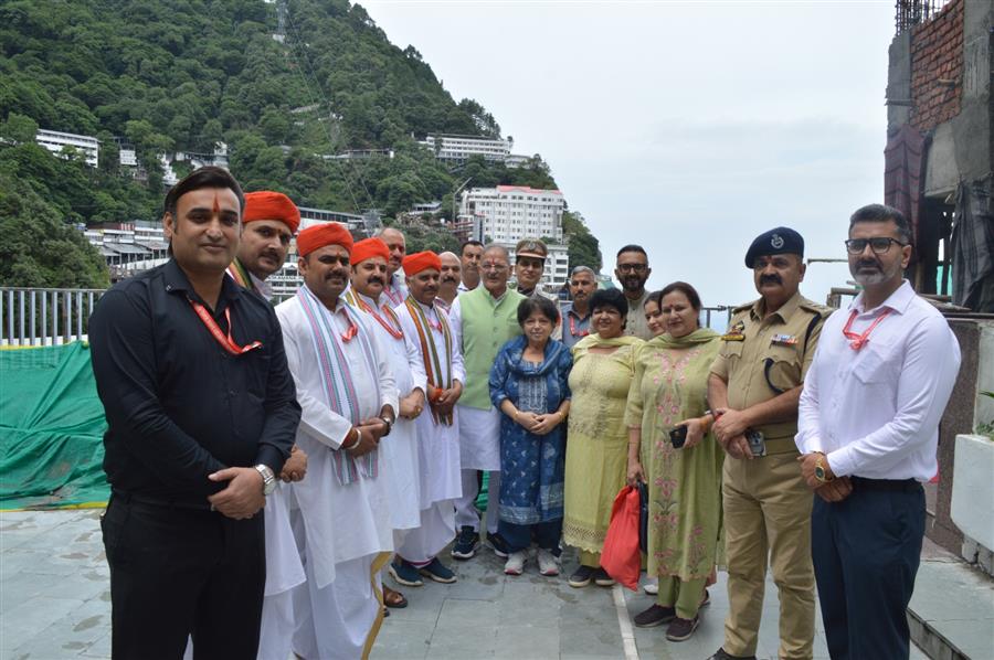 Himachal Governor ने माता वैष्णो देवी मंदिर में पूजा-अर्चना कर प्रदेश एवं देश की खुशहाली की कामना की
