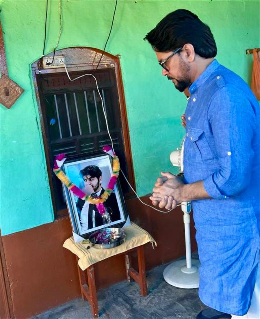दिवंगत आदित्य शर्मा को श्रद्धांजलि देने सिमलां दा ग्रां पहुंचे अनुराग ठाकुर, परिजनों को बंधाया ढांढस