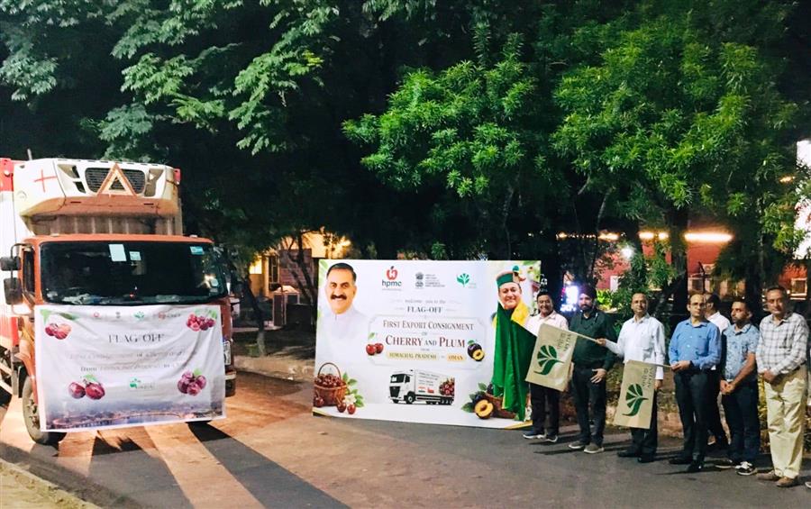 बागवानी मंत्री ने चण्डीगढ़ से चेरी एवं प्लम की पहली निर्यात खेप को ओमान के लिए हरी झंडी दिखाकर किया रवाना