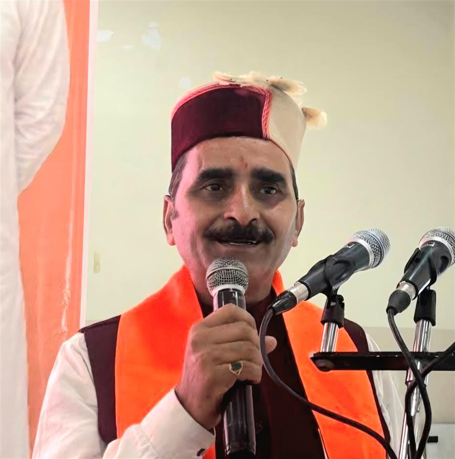 मिट्टी से गड्ढे भरने वाले मंत्री दूसरों को ज्ञान देने से पहले अपने विभाग और शिमला ग्रामीण की बदहाली देखें : प्यार सिंह
