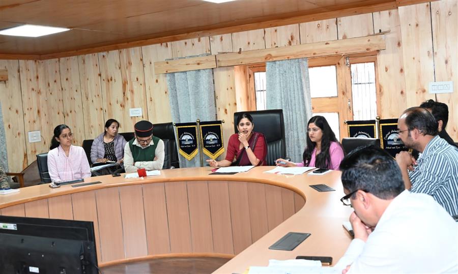 सभी विभाग आपात स्थिति से निपटने के लिए तैयारियों के साथ पर्याप्त मशीनरी, उपकरण सहित आवश्यक राहत सामग्री तथा जीवन रक्षक दवाओं का रखें प्रबंध- उपायुक्त किरण भड़ाना 