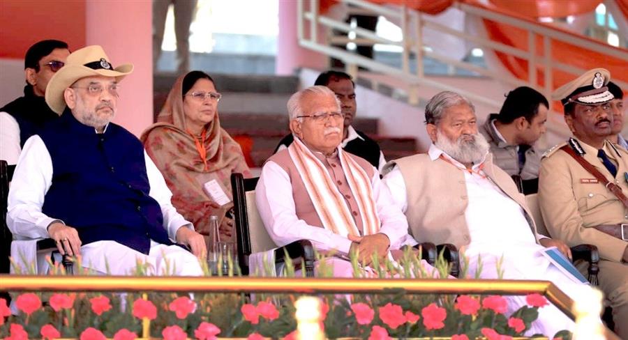 अमित शाह का मुख्यमंत्री मनोहर लाल ने स्वागत किया