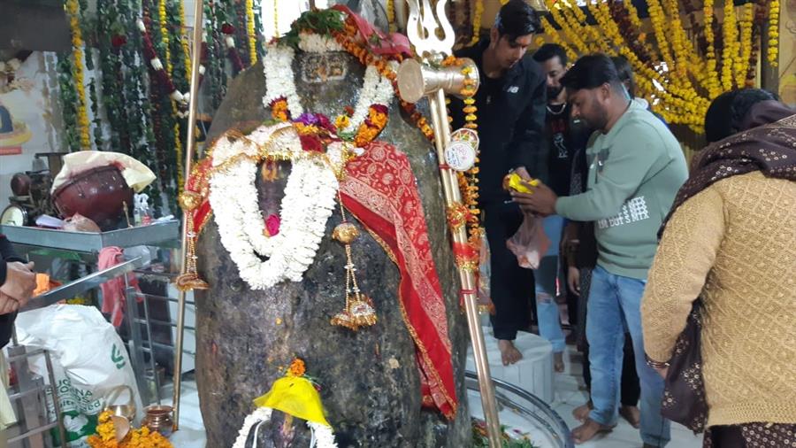 शिवरात्रि पर बम-बम भोले के जयकारों से गूंज उठता है काठगढ़ मंदिर