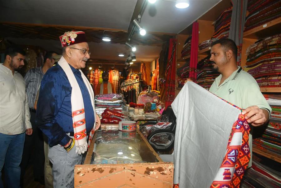 राज्यपाल ने राष्ट्रीय हथकरघा दिवस पर दिल्ली स्थित हिमाचल एम्पोरियम का दौरा किया