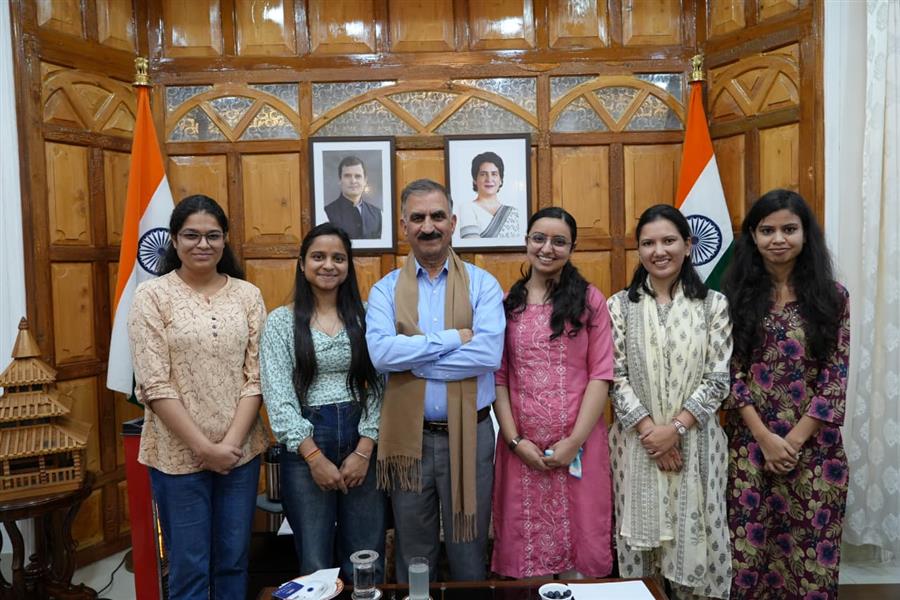 मुख्यमंत्री ने एचपीयू के शोधार्थियों और नादौन के विद्यार्थियों के साथ संवाद किया