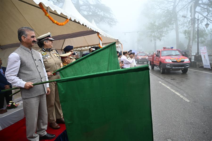 मुख्यमंत्री ने 46 अग्निशमन वाहनों को दिखाई हरी झंडी