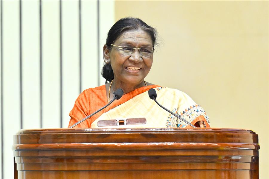 भारतीय परंपरा के वाहक हमारे कलाकार देश की सामूहिक स्मृति के संरक्षक और भविष्य की कल्पना के सृजक हैं: राष्ट्रपति द्रौपदी मुर्मु