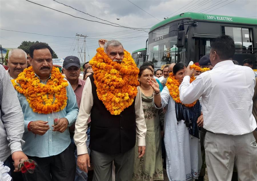 देहरा में 10 नई इलेक्ट्रिक बसों को हरी झंडी दिखाकर किया रवाना