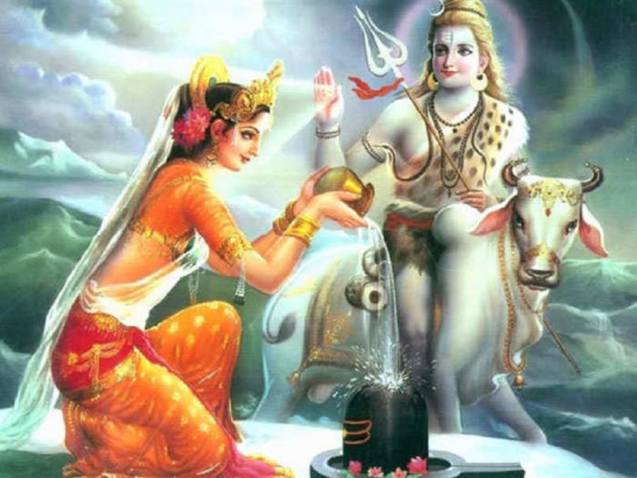सुहागिन महिलाएं भी अपने पति की लंबी उम्र की कामना करते हुए व्रत रखती है
