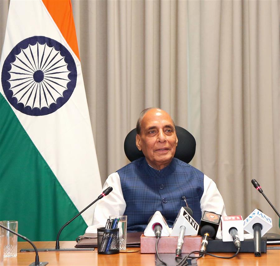 रक्षा मंत्री ने एनसीसी की अखिल भारतीय बालिका उच्च-ऊंचाई वाली लंबी दुर्गम पदयात्रा 'अपराजिता - परंग ला 2026' को हरी झंडी दिखाकर रवाना किया