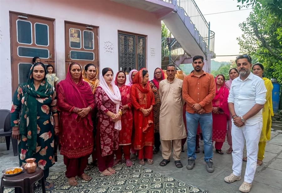  हरे कृष्णा संस्था ने महिला मंडल हरलोग को भेंट की 10 कुर्सियां और 22 लीटर का कुकर