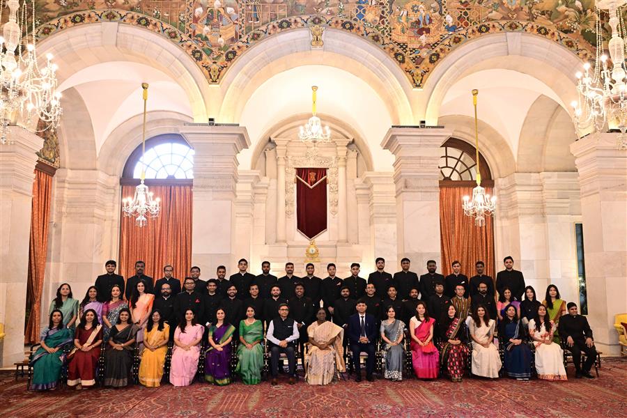 भारतीय विदेश सेवा के प्रशिक्षु अधिकारियों ने राष्ट्रपति से मुलाकात की