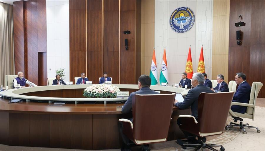 प्रधानमंत्री श्री नरेन्द्र मोदी और किर्गिस्तान के राष्ट्रपति के बीच द्विपक्षीय बैठक