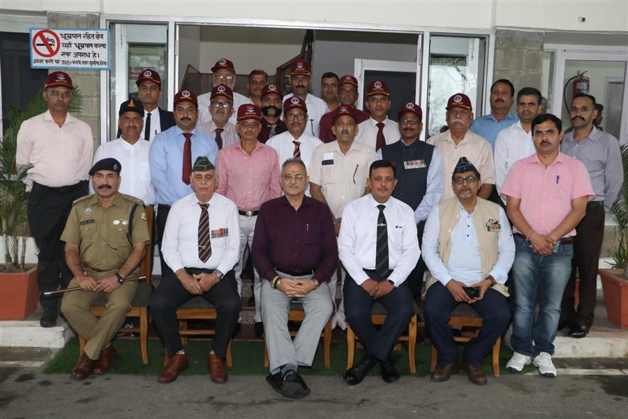 राज्यपाल ने हमीरपुर में पूर्व सैनिकों से भेंट की