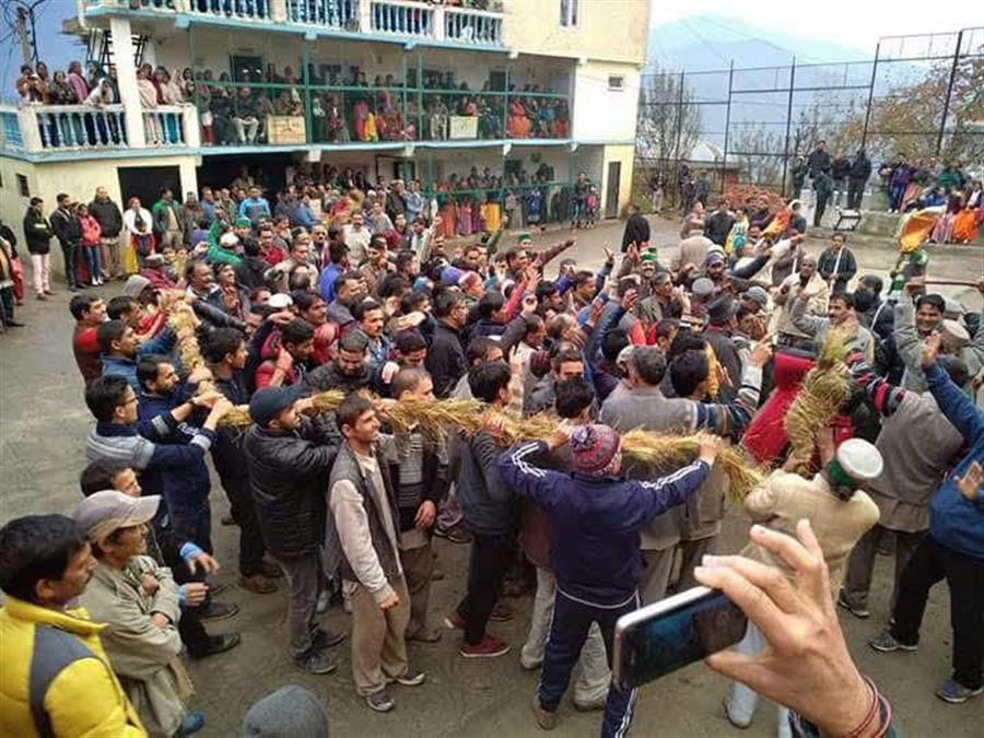 घोघर धार के  कोम्बीधार में देव शक्तियों से युद्ध करतीं हैं डायनें 