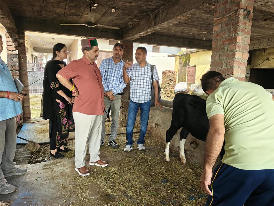 पशुपालक के घर डॉक्टरों को लेकर पहुंचे केवल सिंह पठानिया