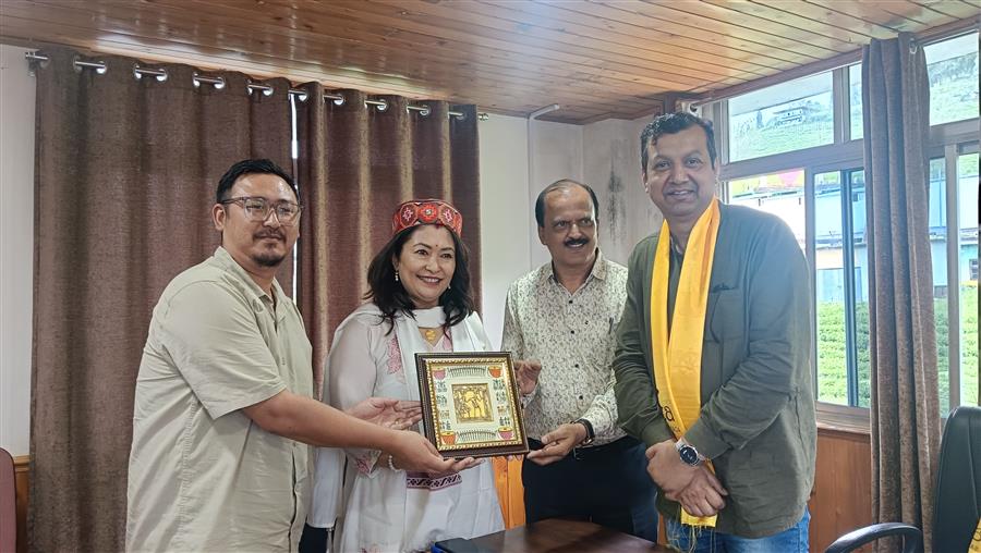 हिमाचल प्रदेश के पत्रकारों ने देखी आर्गनिक चाय बनने की प्रक्रिया