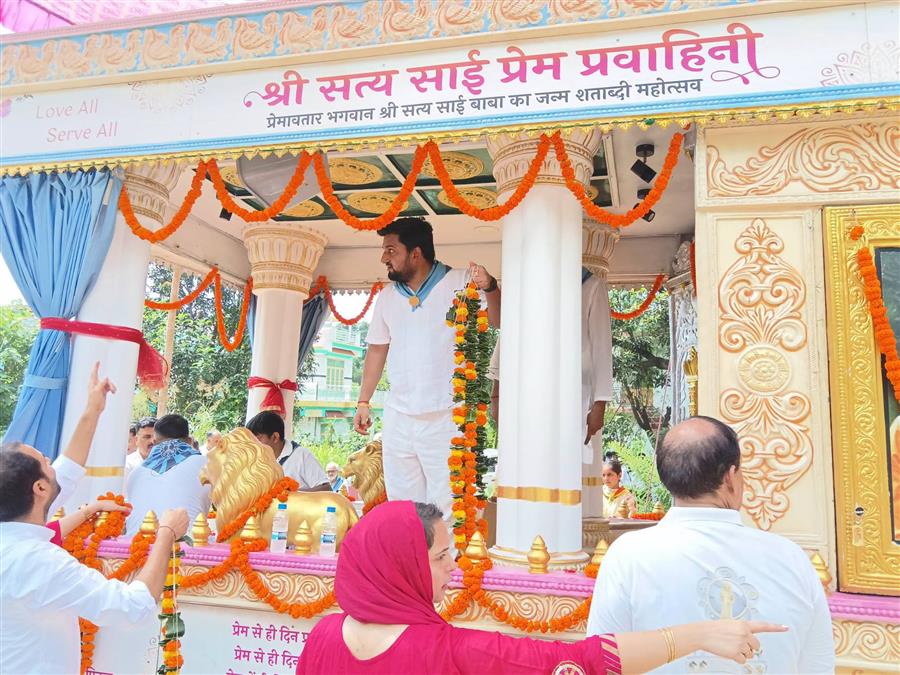 नादौन के जलाड़ी में पहुंची श्री सत्य साई बाबा की दिव्य रथ यात्रा, श्रद्धालुओं ने किया भव्य स्वागत